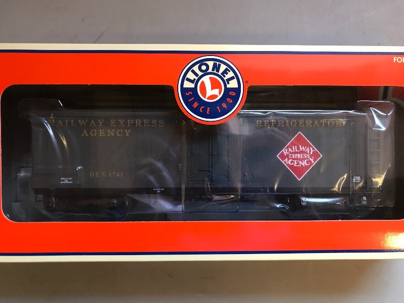 lot 403 image: LIONEL RAILWAY EXPRESS AGENCY MILK CAR #1743