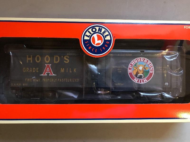lot 404 image: LIONEL HOODS MILK CAR #811