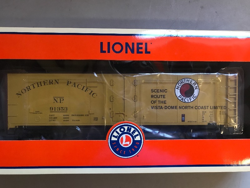 lot 409 image: LIONEL NORTHERN PACIFIC STEEL SIDED REFRIGERATOR CAR