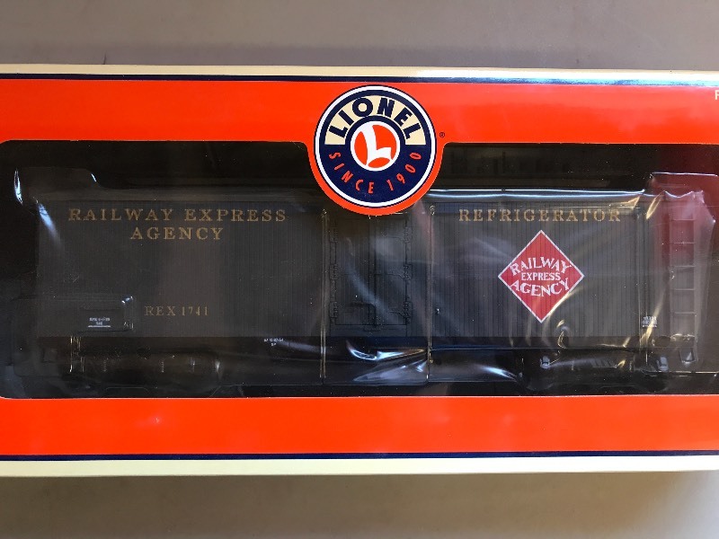 lot 412 image: LIONEL RAILWAY EXPRESS AGENCY MILK CAR