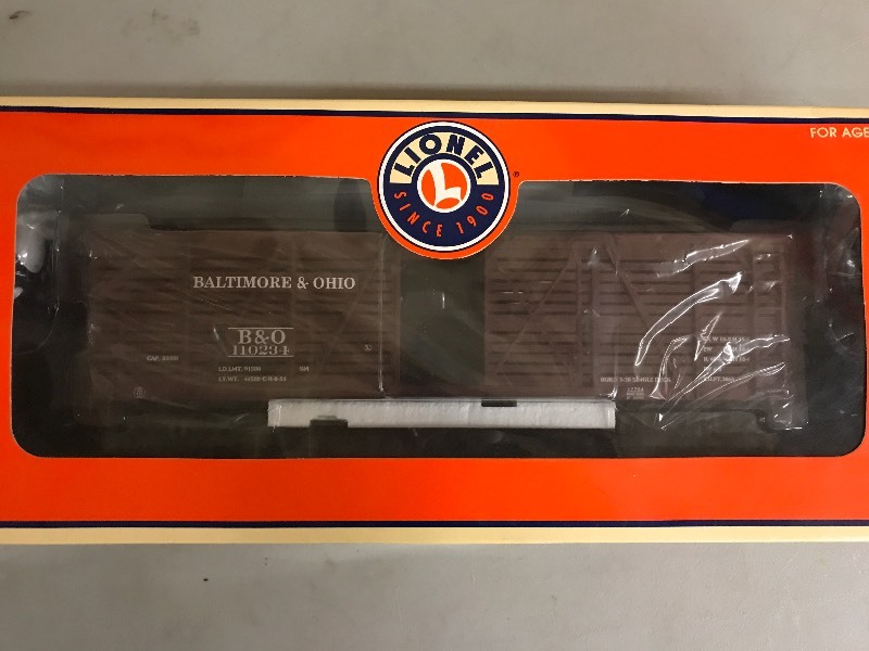 lot 418 image: LIONEL BALTIMORE & OHIO 40 TON STOCK CAR