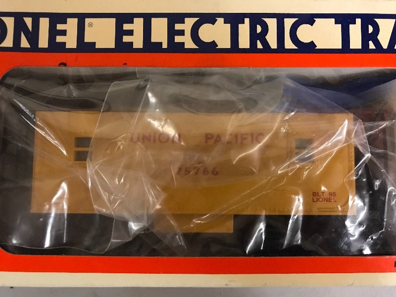 lot 419 image: LIONEL UNION PACIFIC CENTER CUPOLA CABOOSE