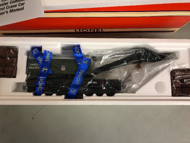 lot 425 image: LIONEL UNION PACIFIC CRANE CAR