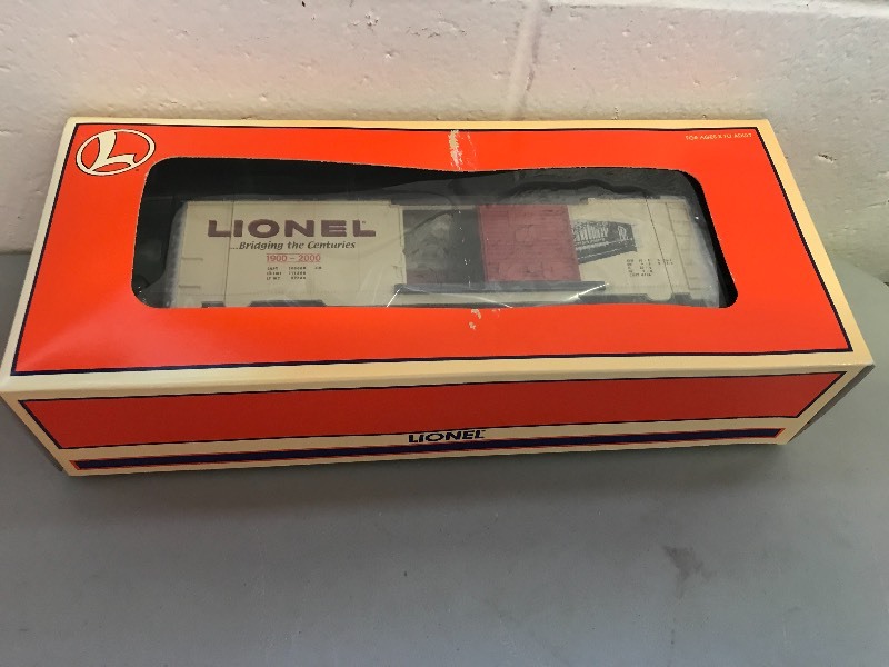 lot 462 image: LIONEL HELLGATE BOXCAR #2