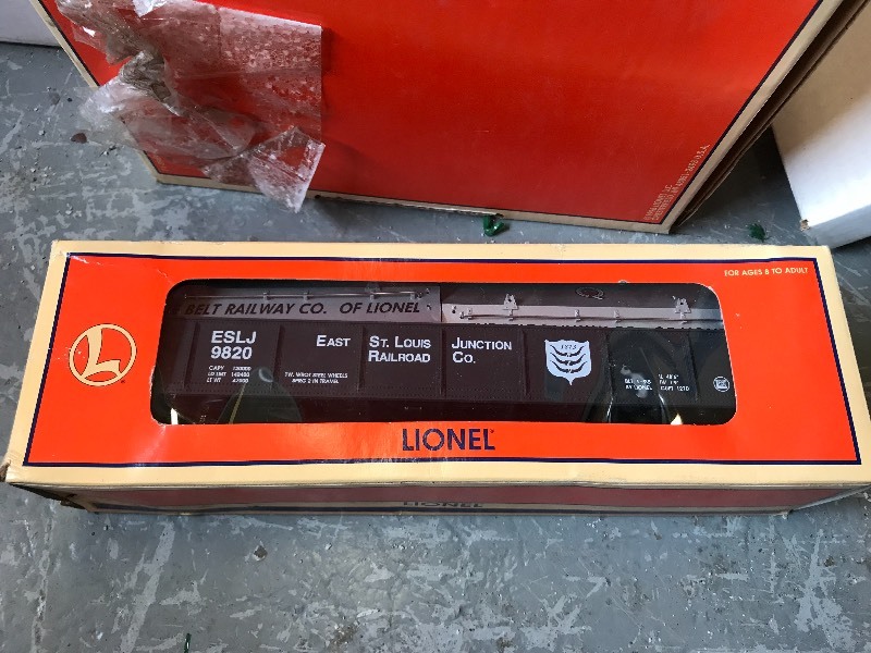lot 100E image: LIONEL ST. LOUIS GONDOLA W COIL COVERS