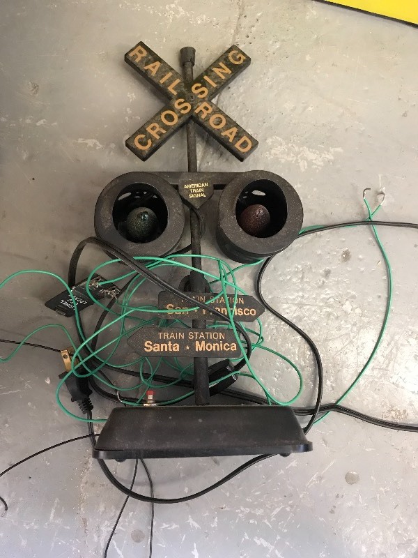 lot 100O image: MODEL TRAIN ACCESSORIES