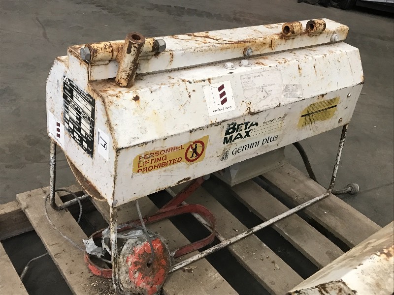 lot 19 image: Beta-Max Scaffold Hoist