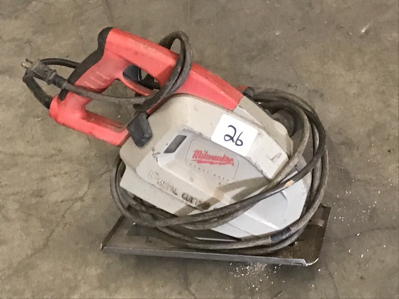 lot 26 image: Milwaukee 8 Metal Saw