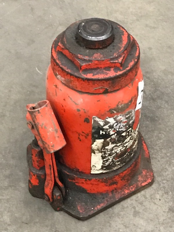 lot 37 image: Bottle Jack