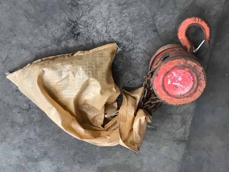 lot 64 image: Chain Hoist