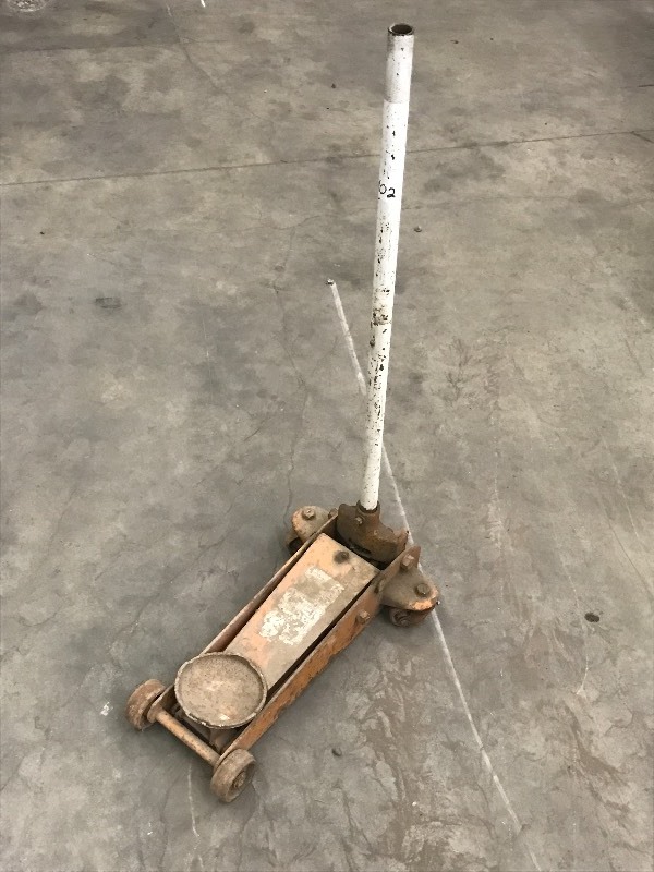 lot 102 image: Floor Jack