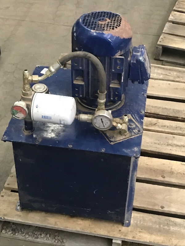 lot 106 image: Commercial Hydraulic Resevoir