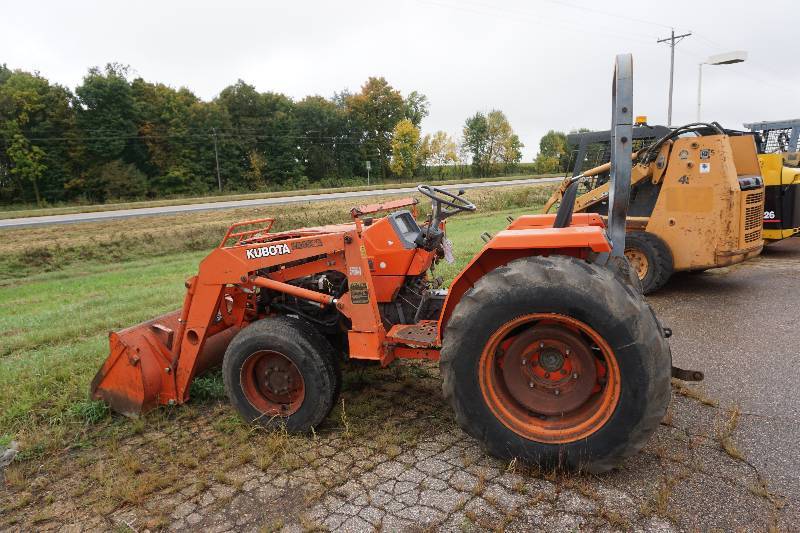 lot 10 image: Kubota L2950 4 x 4 MFWD  Utility Tractor With LA450A Loader