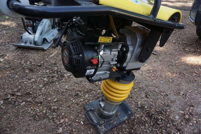 lot 17 image: AJLR Model RM196LC Jumping Jack Plate Packer