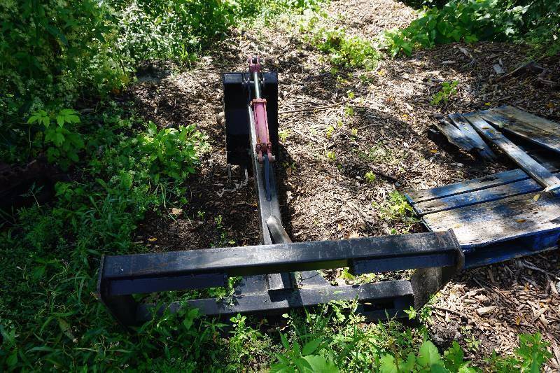 lot 20 image: Universal Mount Bobcat Skid Loader Skid Steer Hydraulic Back Hoe Attachment