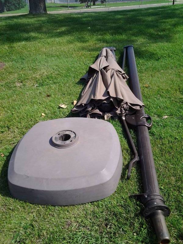 lot 8 image: Offset Patio Umbrella With Base