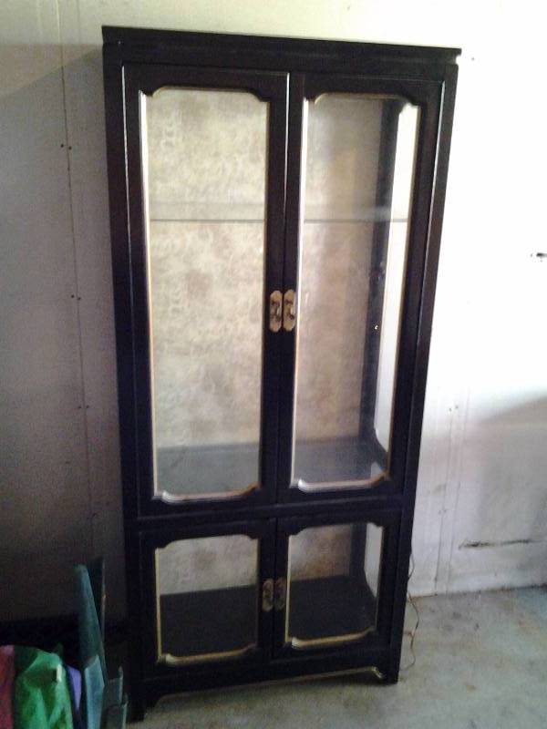 lot 12 image: 4-Door Lighted Glass Display Shelf-Cabinet