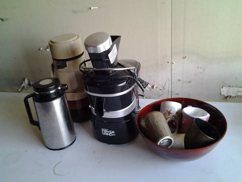lot 21 image: Jay Kordich Power Grind Pro, Thermal Server, Air Pot, Wood Bowl & Assorted Mugs
