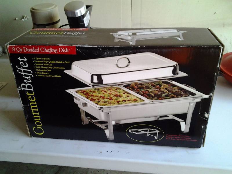 lot 22 image: Gourmet Buffet 8 Quart Divided Chafing Dish