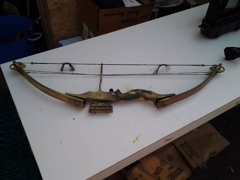 lot 26 image: Compound Bow