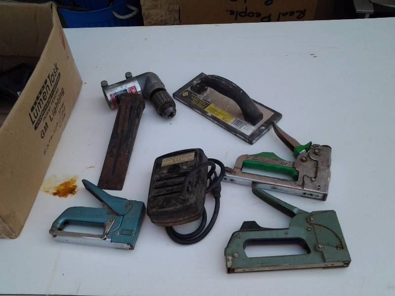 lot 33 image: Lot Of Staple Guns, Splitting Wedge, Trowel