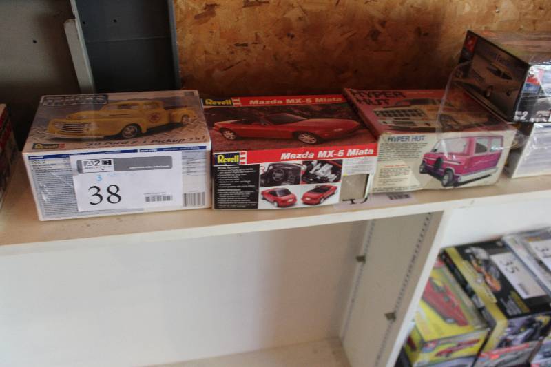 lot 38 image: Lot of (3) 125 Scale Plastic Model Kits Includes Revell 1950 Ford F-1 Pickup, Revell Maxda MX-5 Miata, Hyper Hut Van