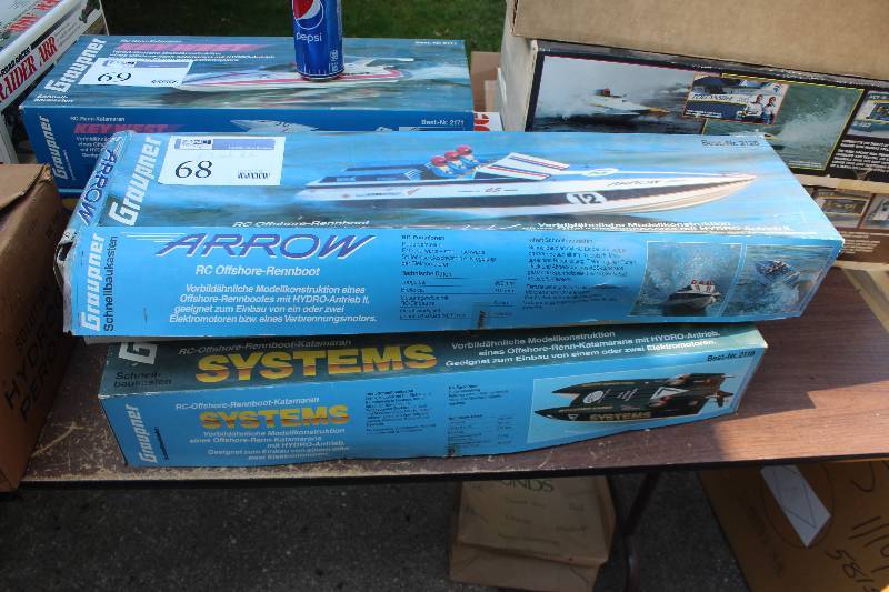 lot 68 image: Lot of (2) Groupner Radio Control Boats Includes Systems Offshore Katamaran, Arrow Offshore Rennboat
