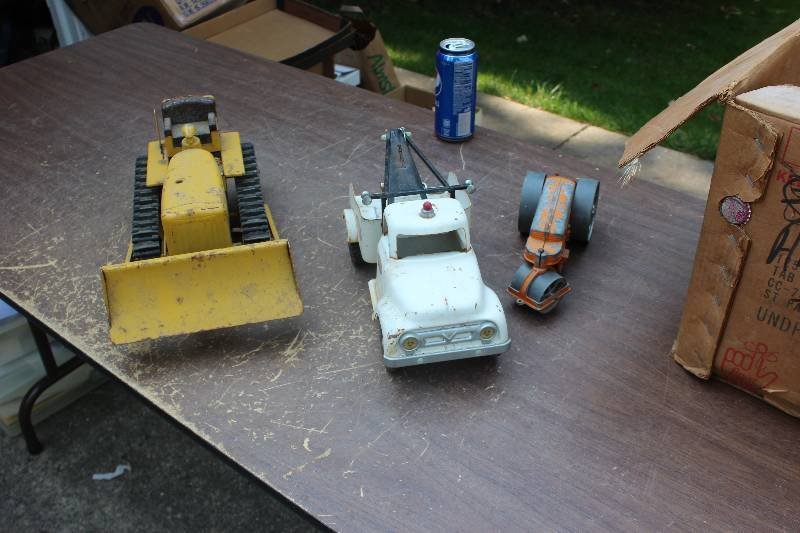 lot 81 image: Vintage Toy Trucks Includes Grader, Tow Truck, Tractor