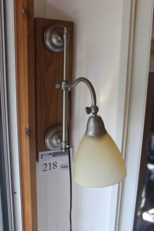 lot 218 image: Wall Mount Reading Lamp