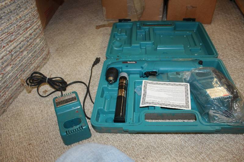 lot 199 image: Makita Cordless Angle Drill w Case, Battery, Charger