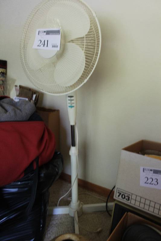 lot 241 image: 16in. Stand Fan