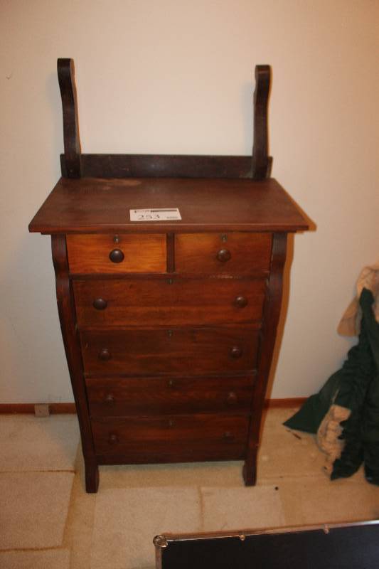 lot 253 image: 6-Drawer Wood Dresser