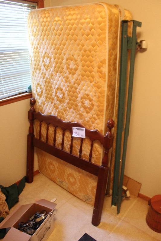 lot 258 image: Twin Bed Set
