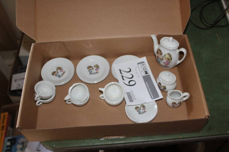 lot 229 image: Tea Set w Cups, Saucers, Serving Pitcher