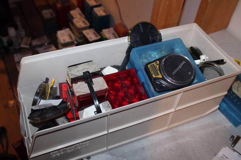 lot 351 image: Gun Ammo Reloading Equipment, Parts