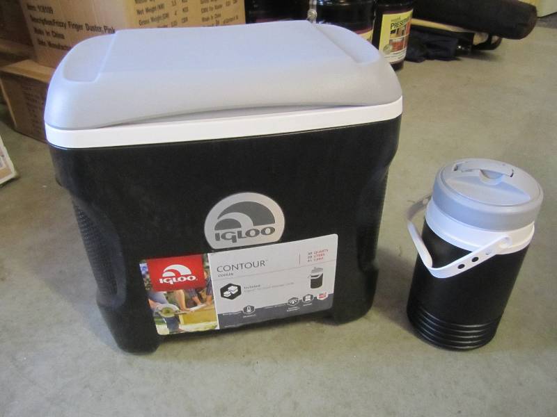 lot 3 image: Igloo 30 Quart Contour Cooler with ...