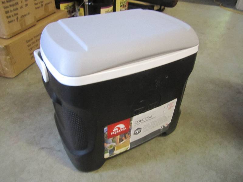 lot 4 image: Igloo 30 Quart Contour Cooler No Be...