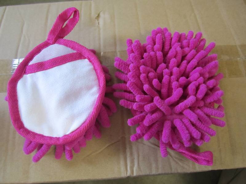 lot 33 image: Case of 200 Frizzy Finger Dusters P...
