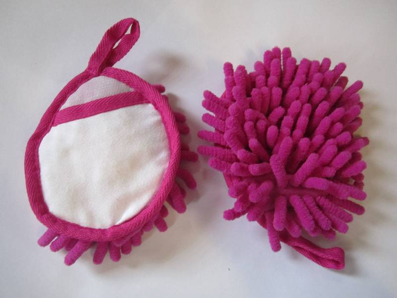 lot 35 image: Case of 200 Frizzy Finger Dusters P...