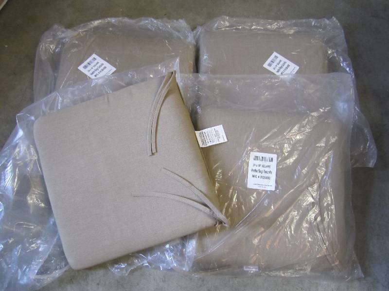 lot 43 image: Set of 4 - 2H x 18 Square Heather ...