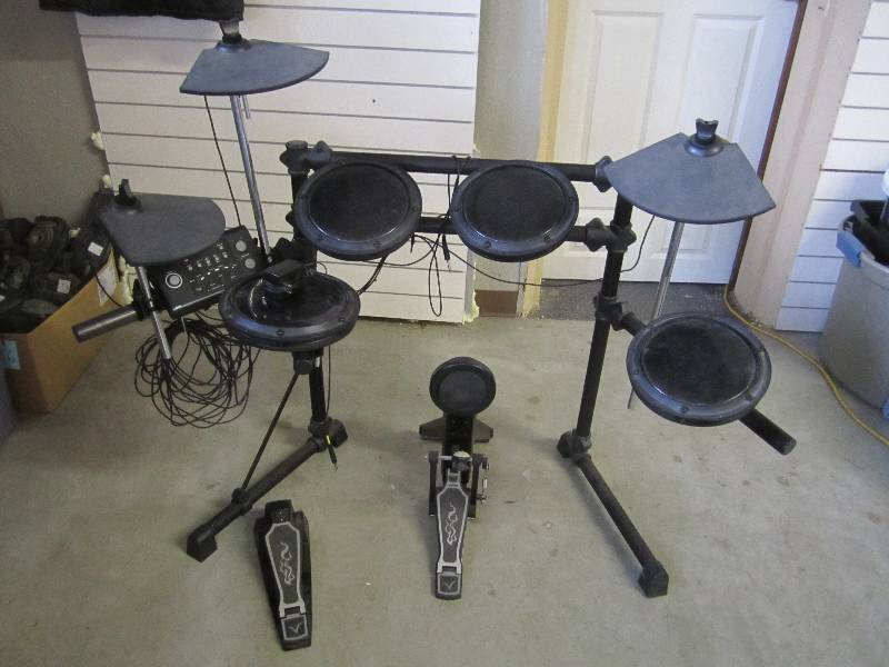 lot 64 image: Electronic Drum Set. Powers on and ...