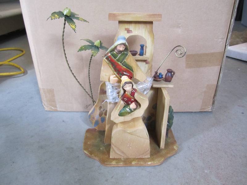 lot 68 image: Case of 6 Wood Figures Decor Plays ...