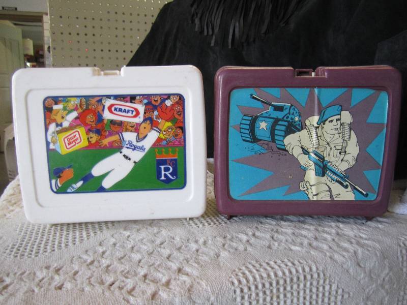 lot 81 image: Lot of 2 Lunch Boxes No Thermos Pur...