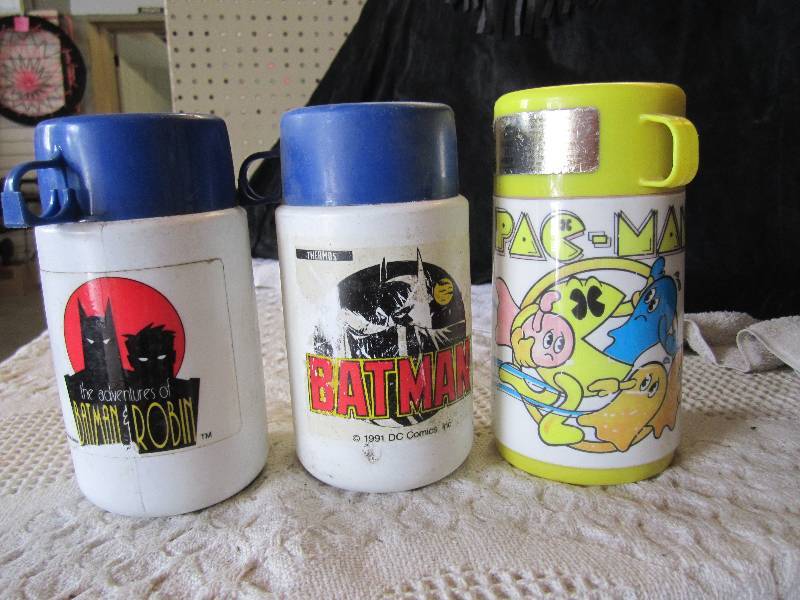lot 89 image: Lot of 3 Thermoses Batman  Pac-Man ...