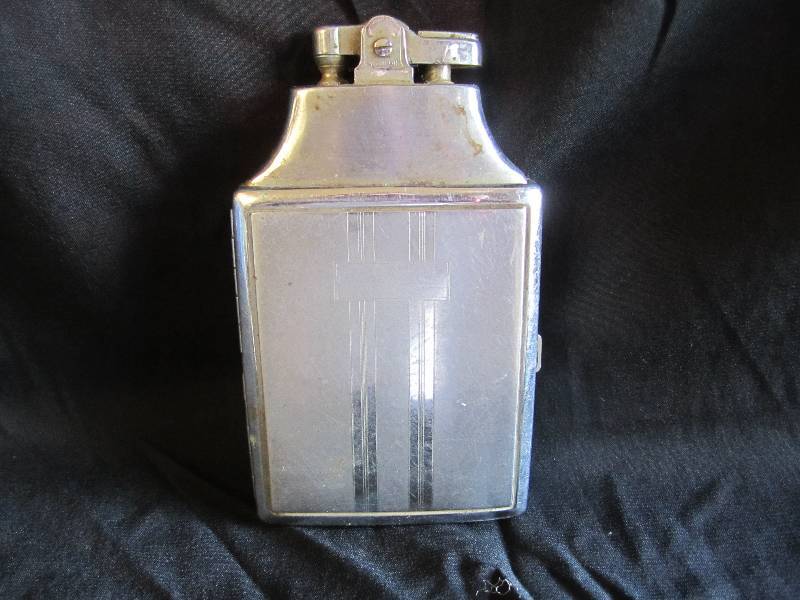 lot 124 image: Vintage Ronson Lighter and Cigarett...