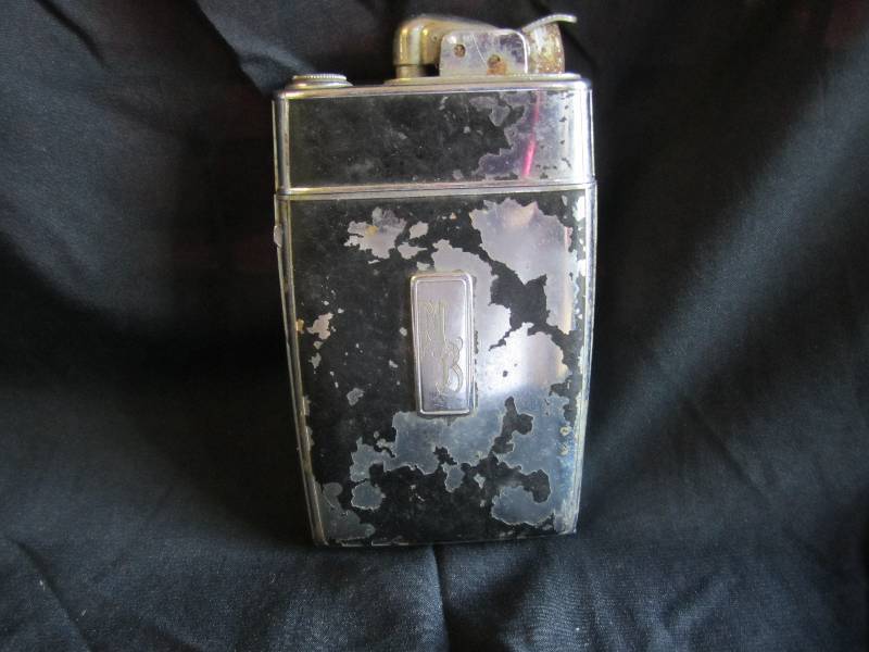 lot 125 image: Vintage Evans Lighter and Cigarette...