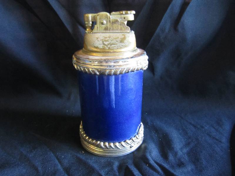 lot 127 image: Vintage United Table Top Lighter...