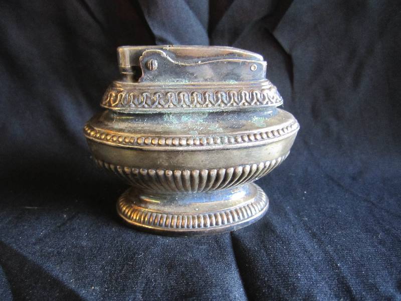 lot 129 image: Vintage Ronson Table Top Lighter...