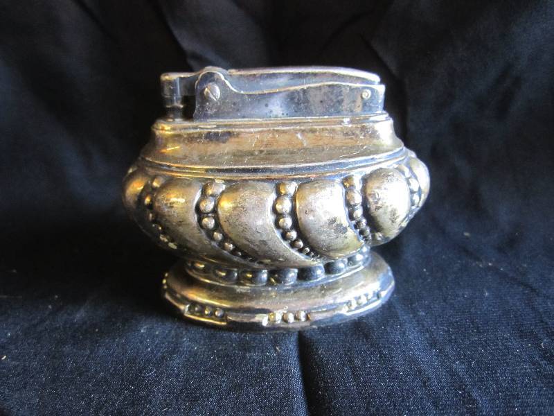 lot 130 image: Vintage Ronson Table Top Lighter...
