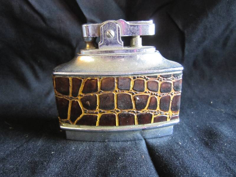 lot 132 image: Vintage Table Top Lighter Made in J...